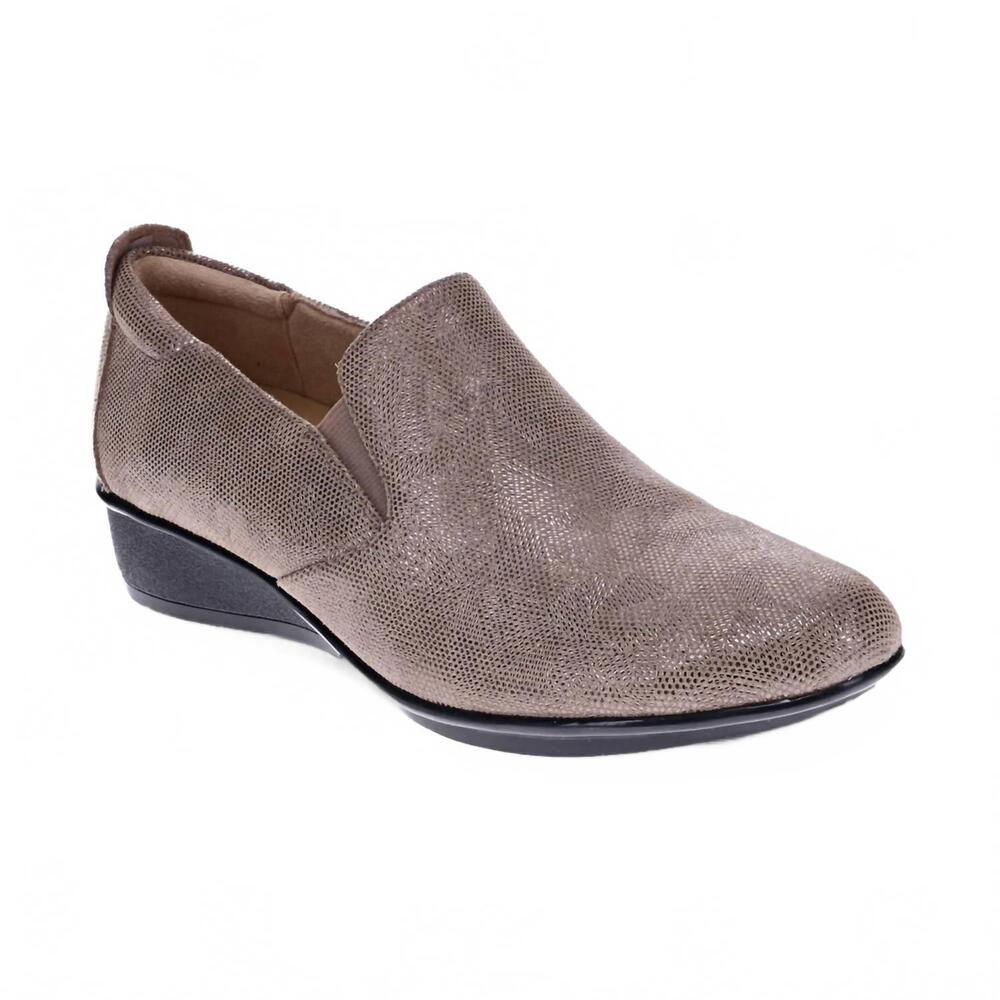 NEW REVERE women's jamaica arch support loafers in champagne angle